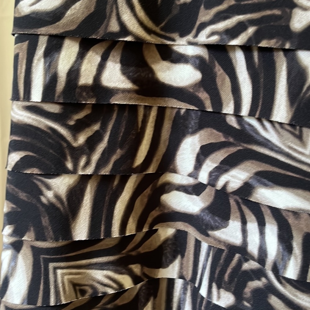 Like New! Taylor Sleeveless Dress - Picture 3 of 14